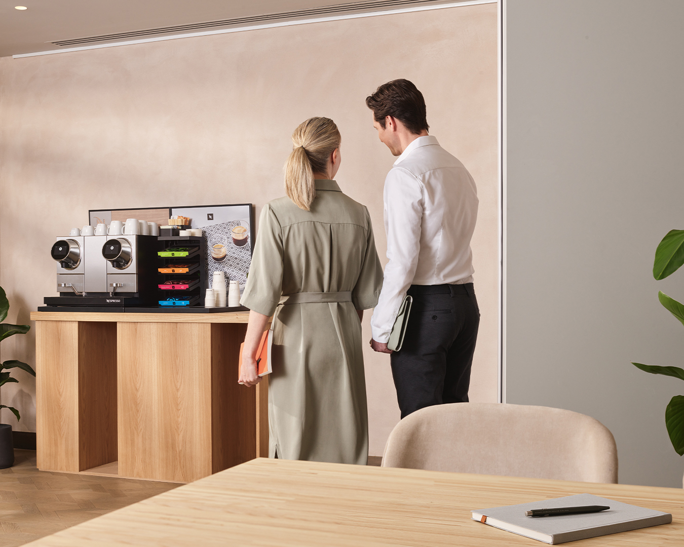 B2B Permanentcontent23 HORECA Conference Point Momento 200 Paper Cups Docking Station 5X4 CMYK 1